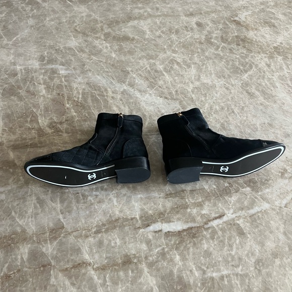 CC Chanel Suede Cap Toe Quilted Turnlock 1” Inch Stacked Heel Ankle Boots Sz 41 - Picture 4 of 15